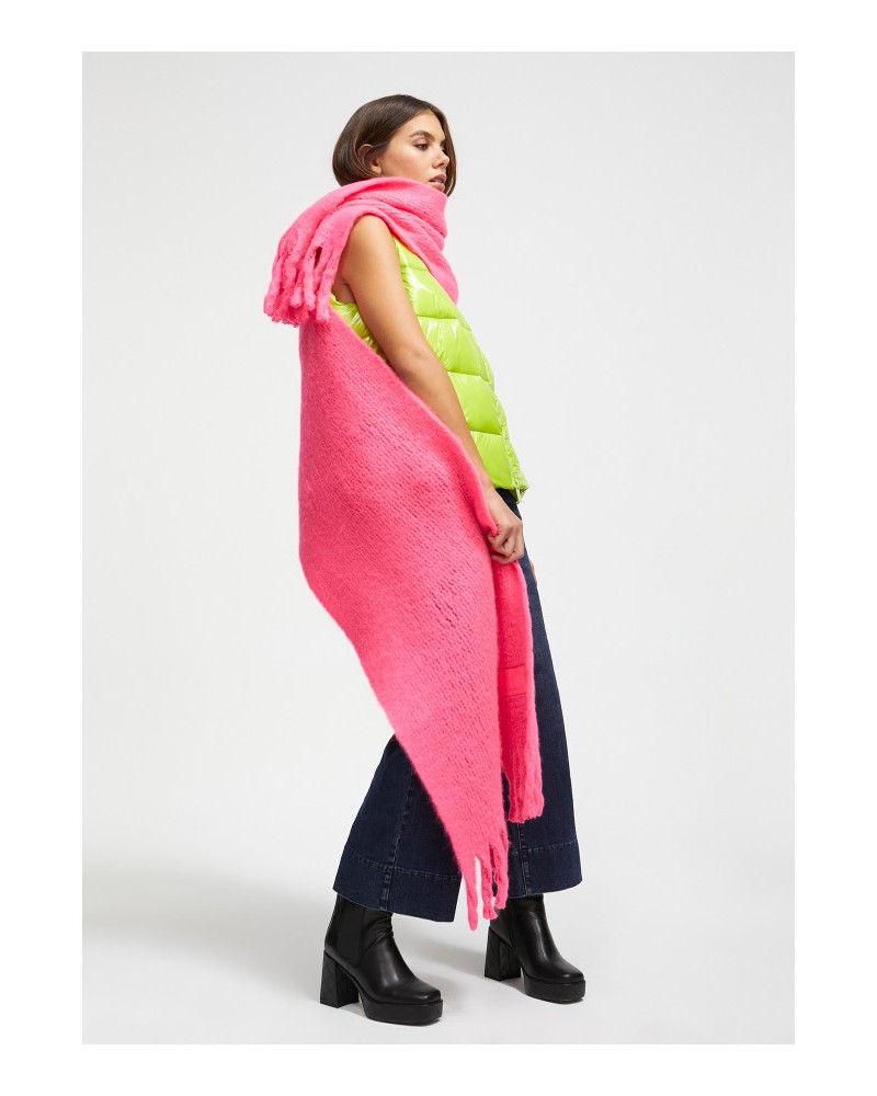 BUFANDA CON FLECOS ROSA DE LOLA CASADEMUNT