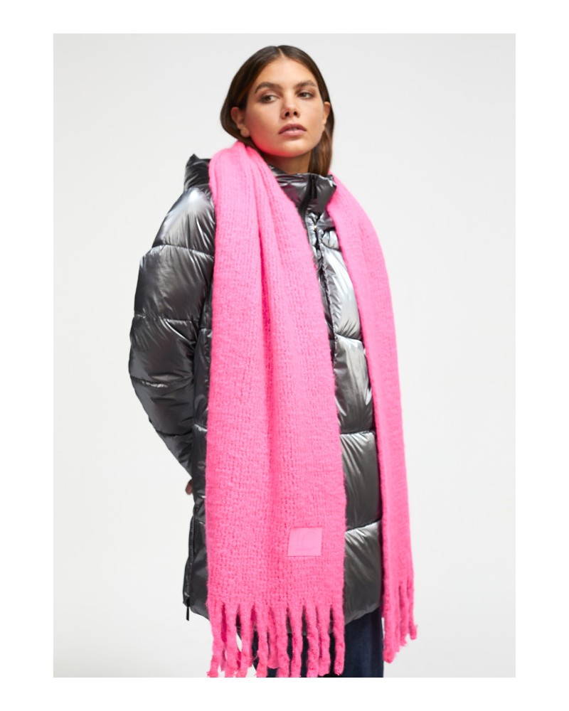 BUFANDA CON FLECOS ROSA DE LOLA CASADEMUNT