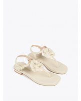 SANDALIA CON FLOR CRUDO DE LOLA CASADEMUNT