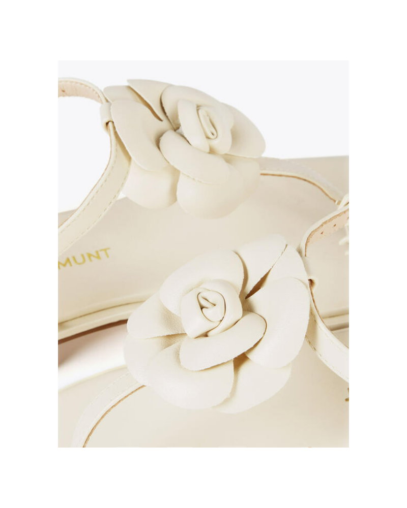 SANDALIA CON FLOR CRUDO DE LOLA CASADEMUNT