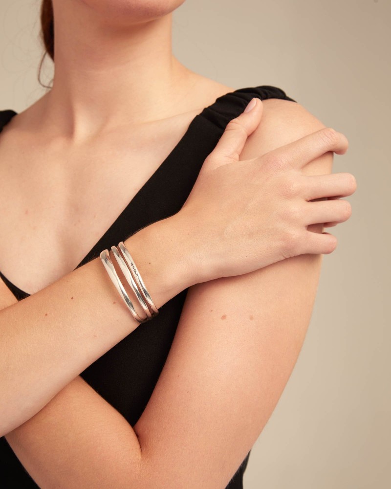 PULSERA RIGIDA BAÑADA EN PLATA DE UNOde50