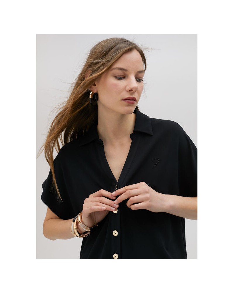 CAMISA NEGRA BOTONES DE LOLA CASADEMUNT