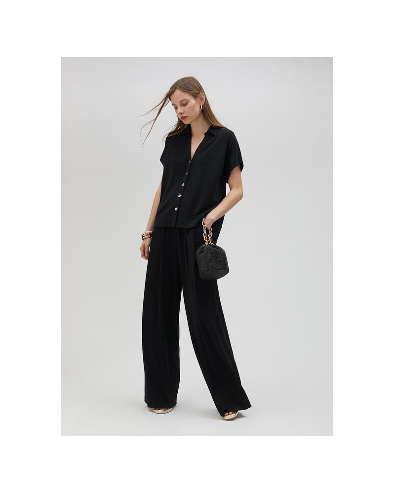 CAMISA NEGRA BOTONES DE LOLA CASADEMUNT