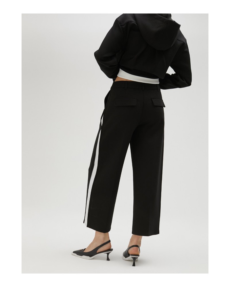 PANTALON NEGRO CON DETALLE BLANCO DE LOLA CASADEMUNT