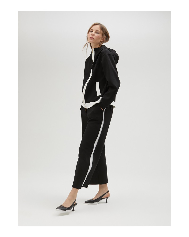 PANTALON NEGRO CON DETALLE BLANCO DE LOLA CASADEMUNT