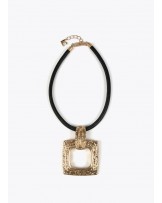 COLLAR CON COLGANTE DORADO DE LOLA CASADEMUNT