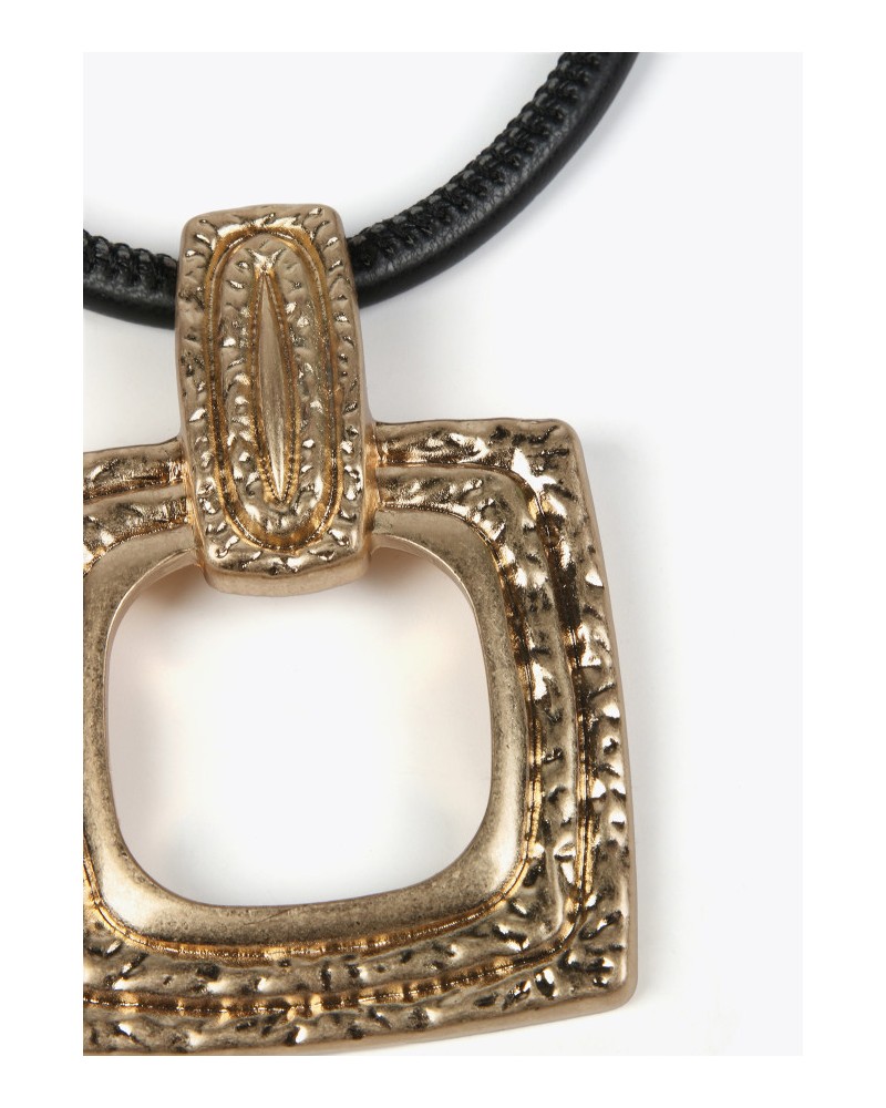 COLLAR CON COLGANTE DORADO DE LOLA CASADEMUNT