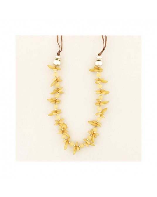 COLLAR LARGO PETALOS RESINA MOSTAZA