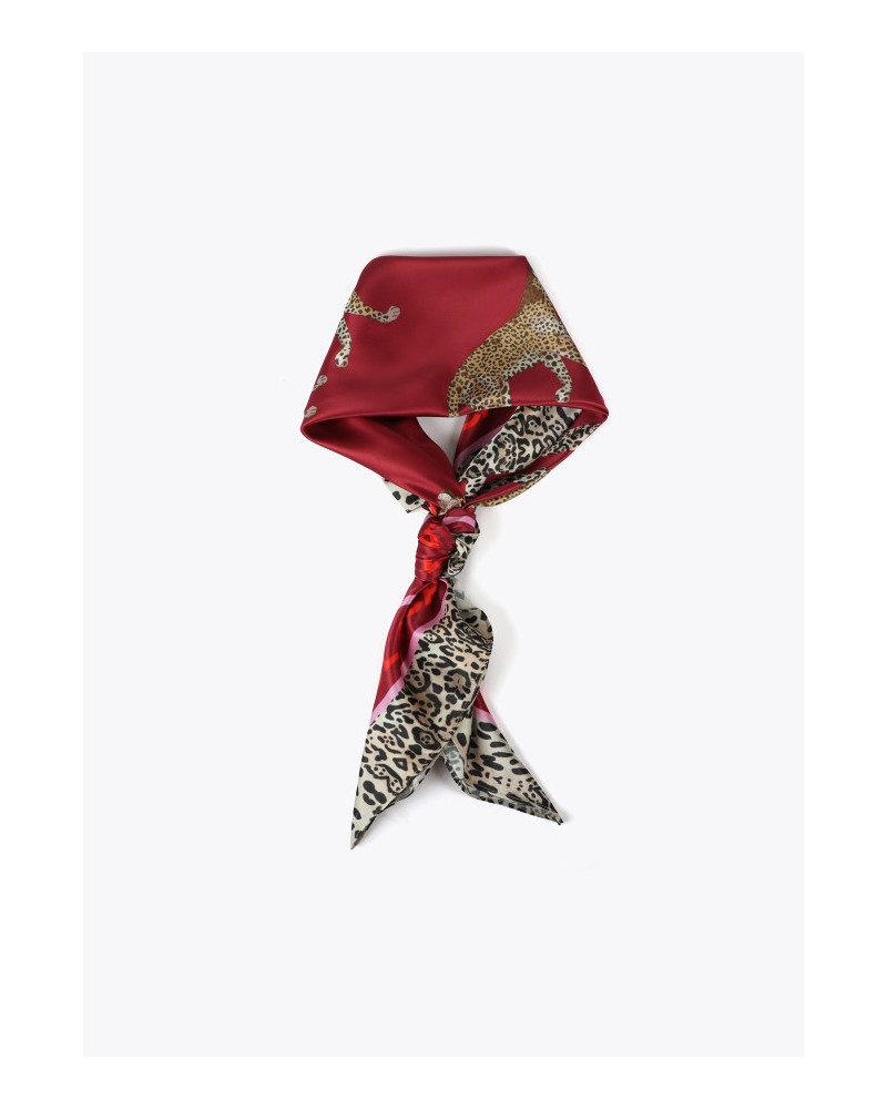 PAÑUELO CON LEOPARDOS DE LOLA CASADEMUNT