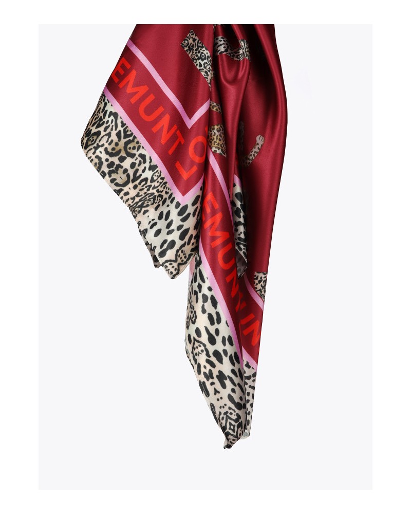 PAÑUELO CON LEOPARDOS DE LOLA CASADEMUNT