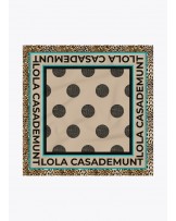 Pañuelo topos y logo de Lola Casademunt