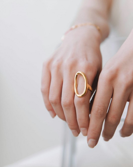 Anillo ovalado bañado en oro de Velatti