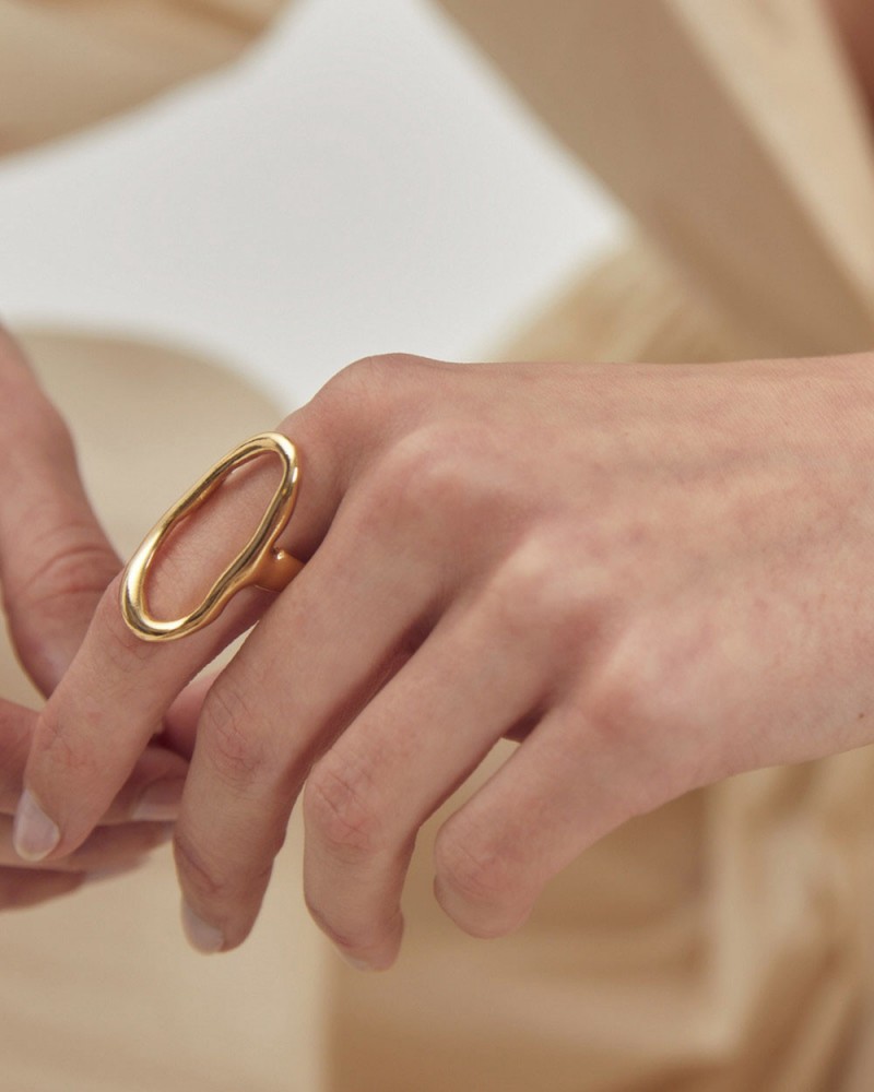 Anillo ovalado bañado en oro de Velatti