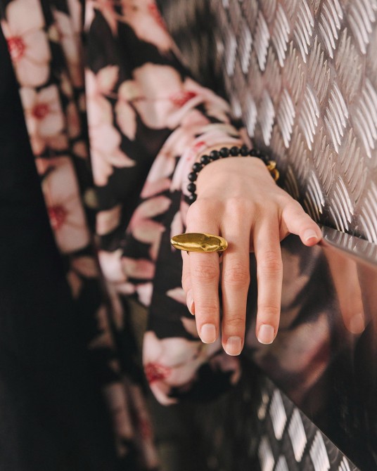 Anillo barra ajustable baño oro de Velatti