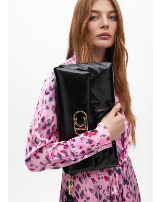 Cartera de mano negra de Lola Casademunt