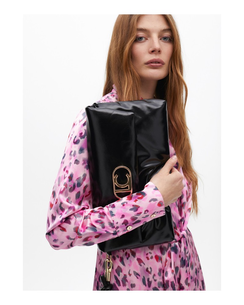 Cartera de mano negra de Lola Casademunt