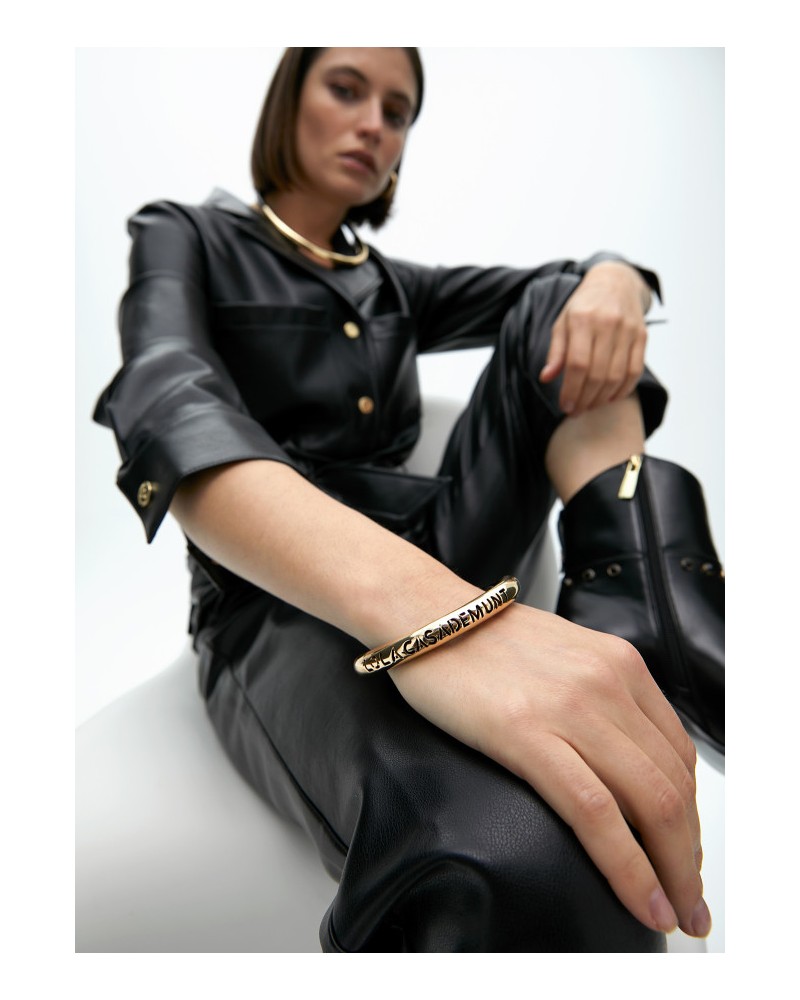 Pulsera tubo con logo troquelado de Lola Casademunt
