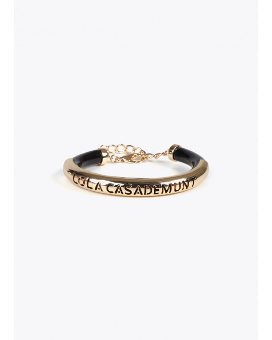 Pulsera tubo con logo troquelado de Lola Casademunt