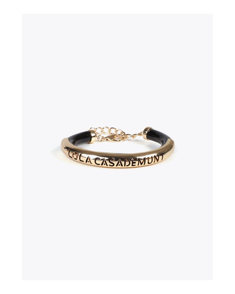 Pulsera tubo con logo troquelado de Lola Casademunt