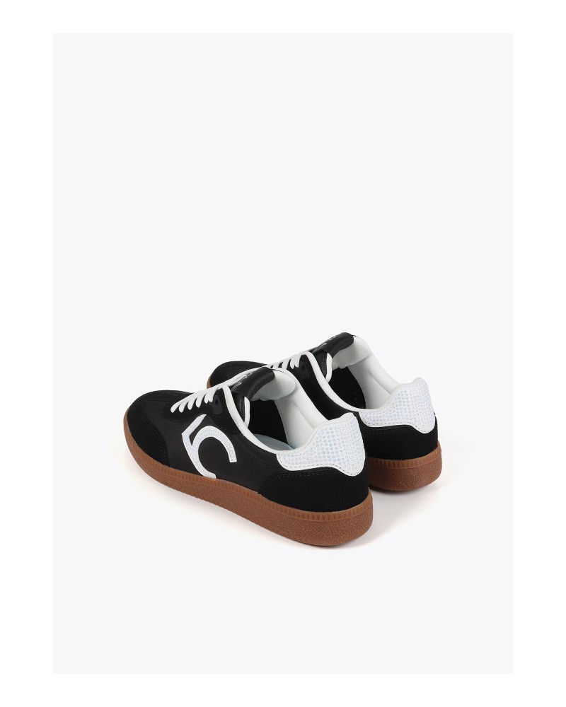 Zapatillas negras de Lola Casademunt