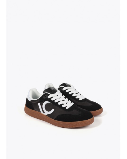 Zapatillas negras de Lola Casademunt