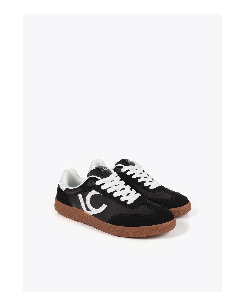 Zapatillas negras de Lola Casademunt