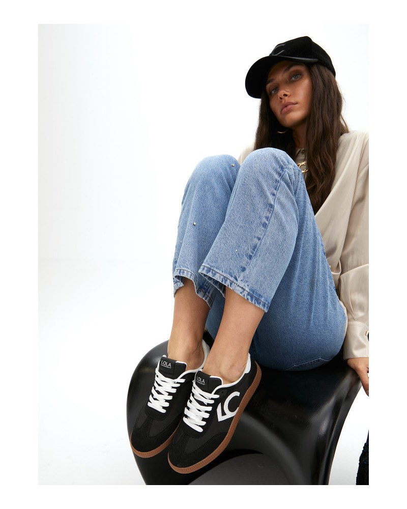 Zapatillas negras de Lola Casademunt