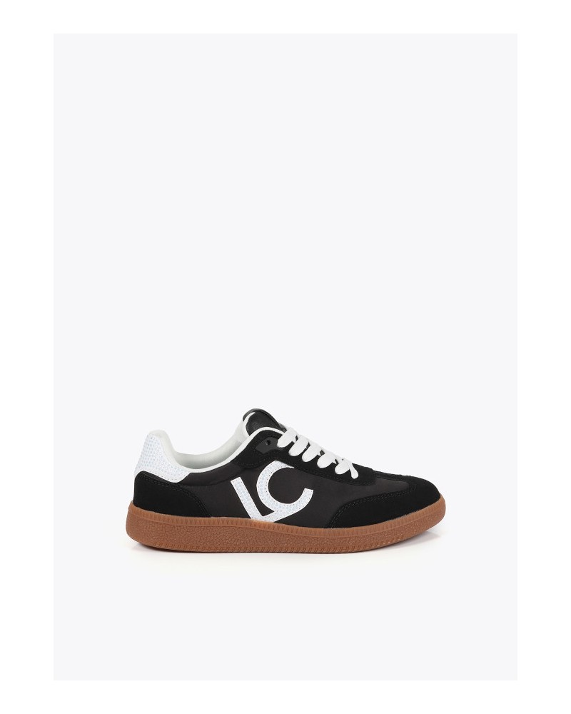 Zapatillas negras de Lola Casademunt