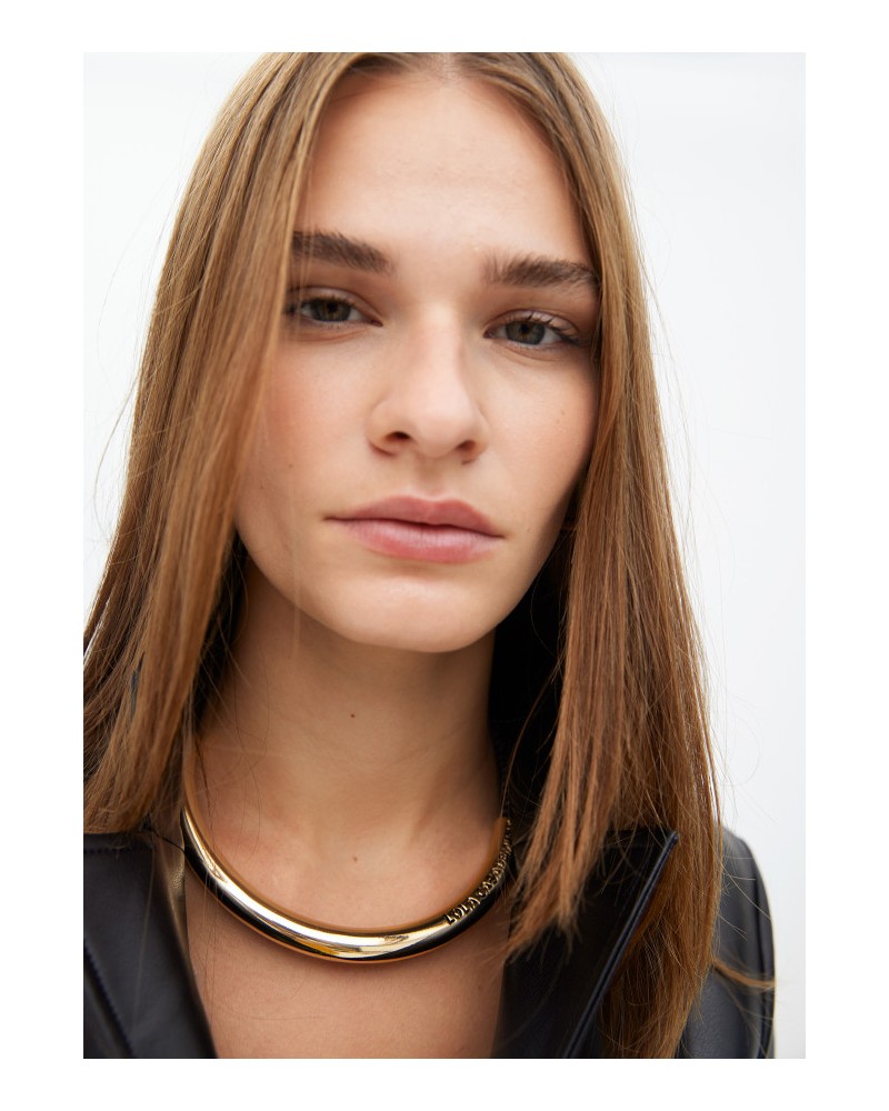 Collar corto dorado y negro de Lola Casademunt