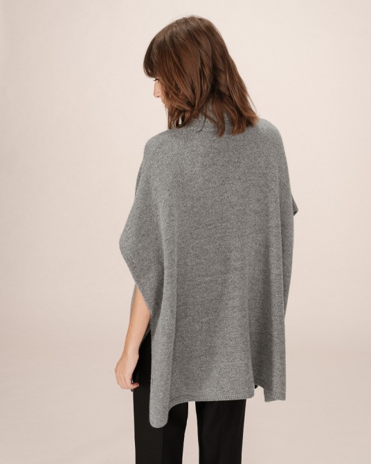 Poncho de punto de cuello alto de Grace and Mila