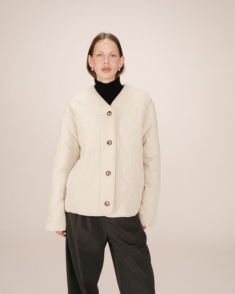 Chaqueta acolchada beige de Grace and Mila