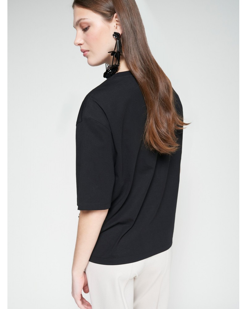 Camiseta negra flores bordadas de Vilagallo