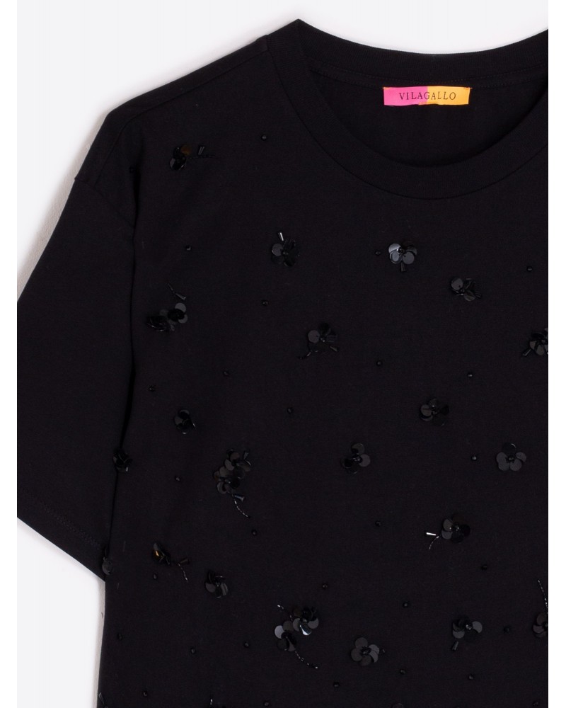 Camiseta negra flores bordadas de Vilagallo