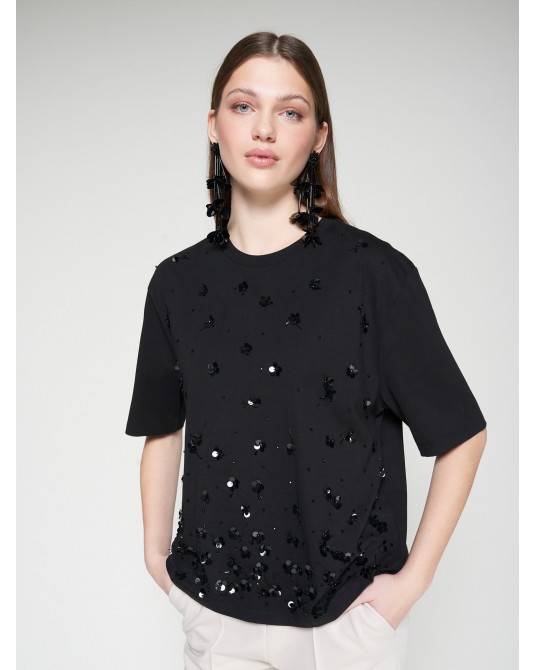 Camiseta negra flores bordadas de Vilagallo
