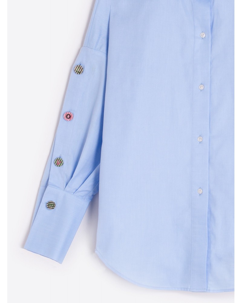 Camisa azul con botones en mangas de Vilagallo