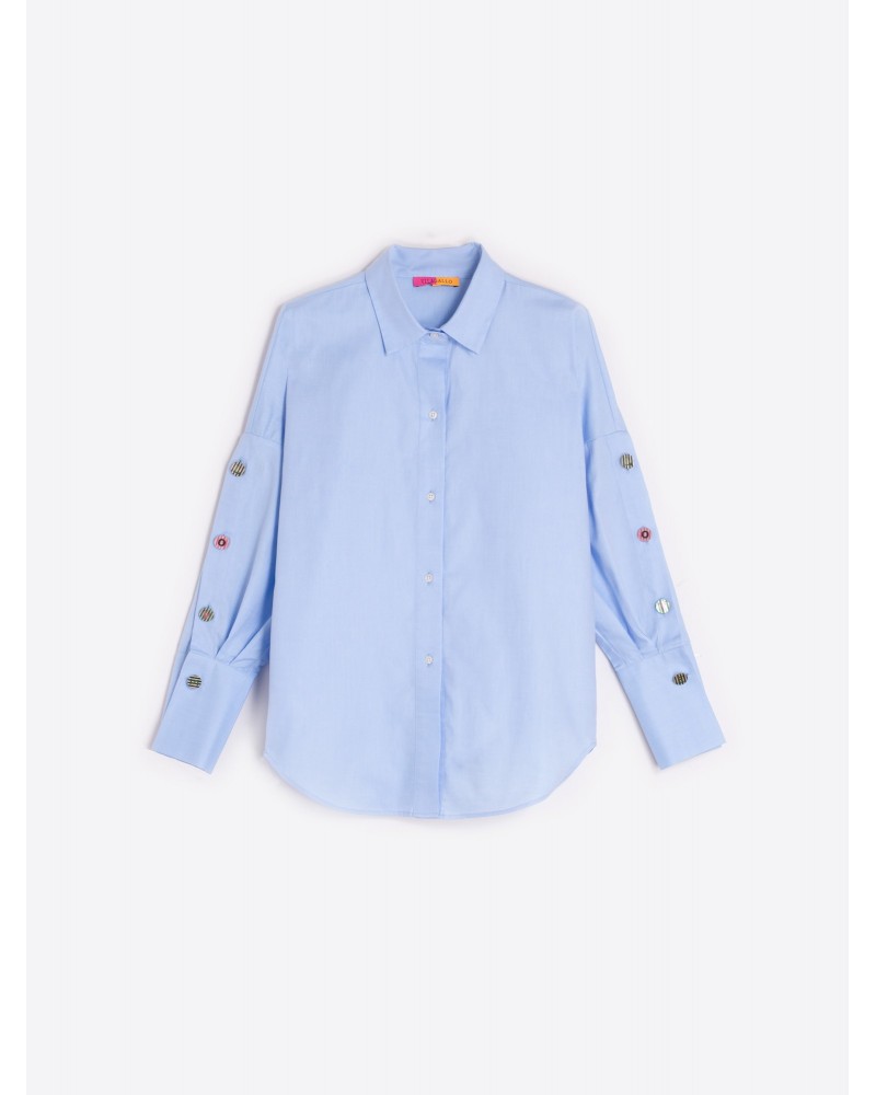 Camisa azul con botones en mangas de Vilagallo