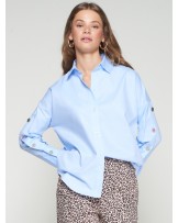 Camisa azul con botones en mangas de Vilagallo