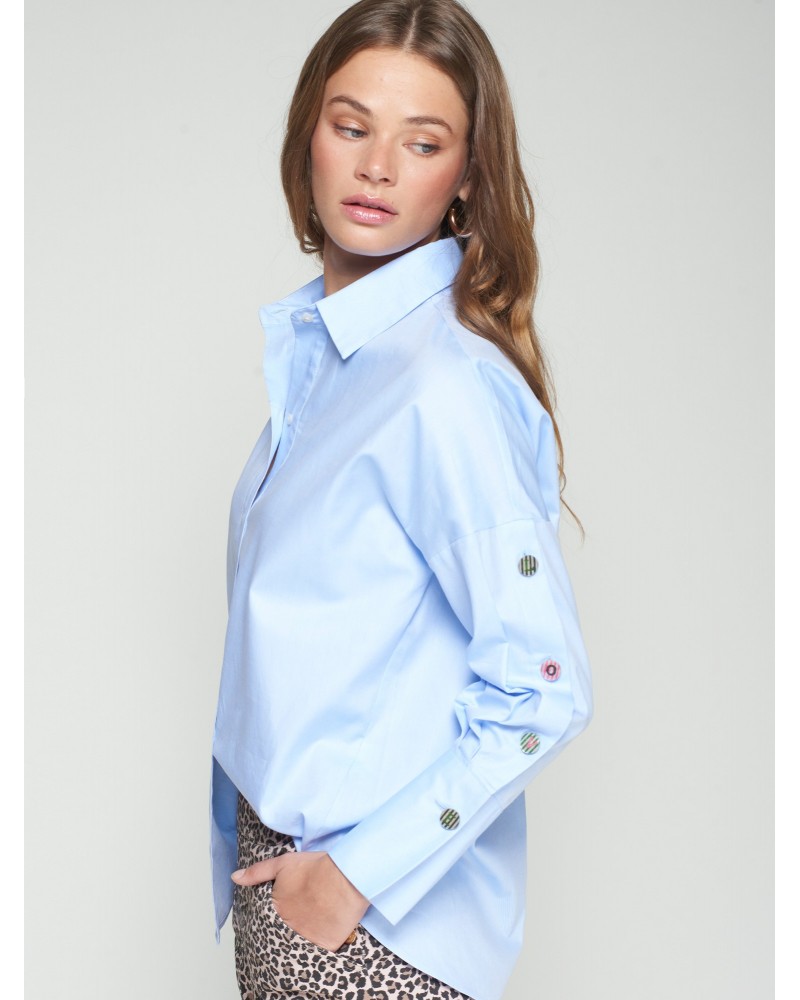Camisa azul con botones en mangas de Vilagallo