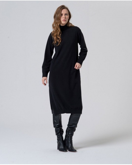 Vestido negro largo cuello alto y aberturas de Surkana