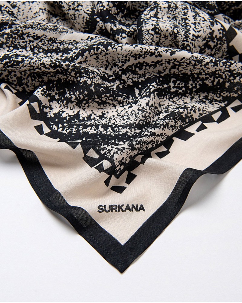 Pañuelo estampado blanco y negro de Surkana