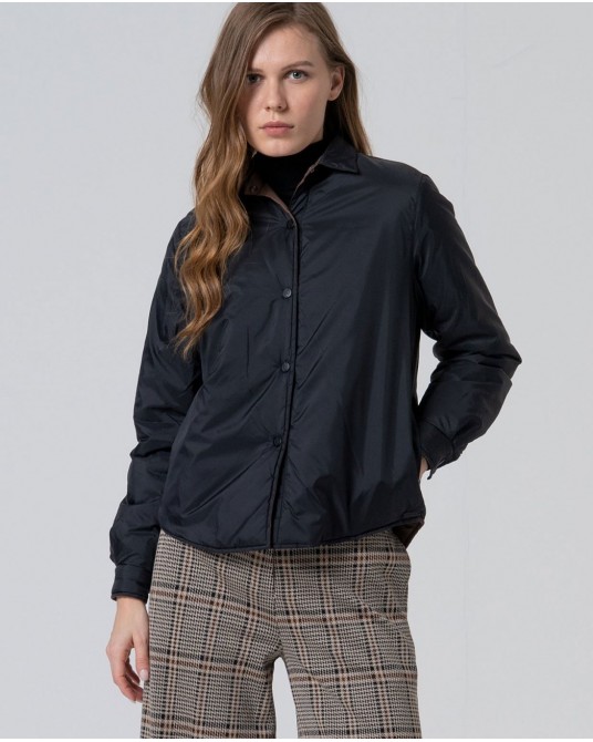 Parka corta reversible negra de Surkana
