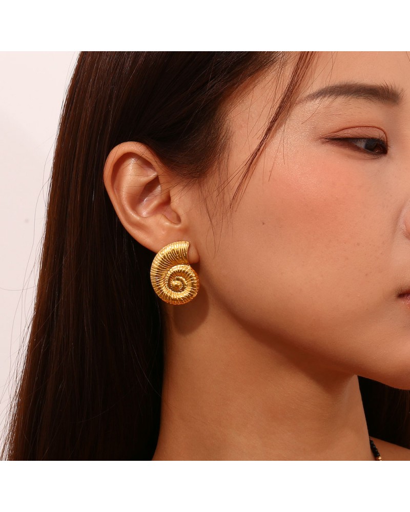 Pendientes caracola en acero dorado