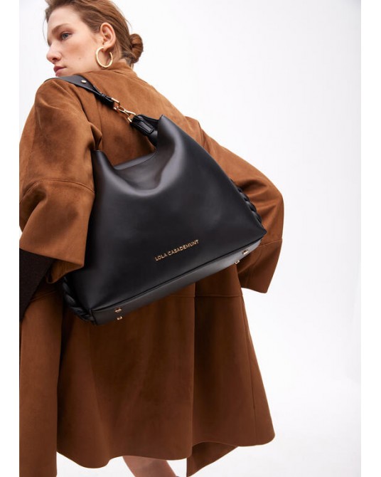 Bolso shopper negro con asa dorada de Lola Casademunt