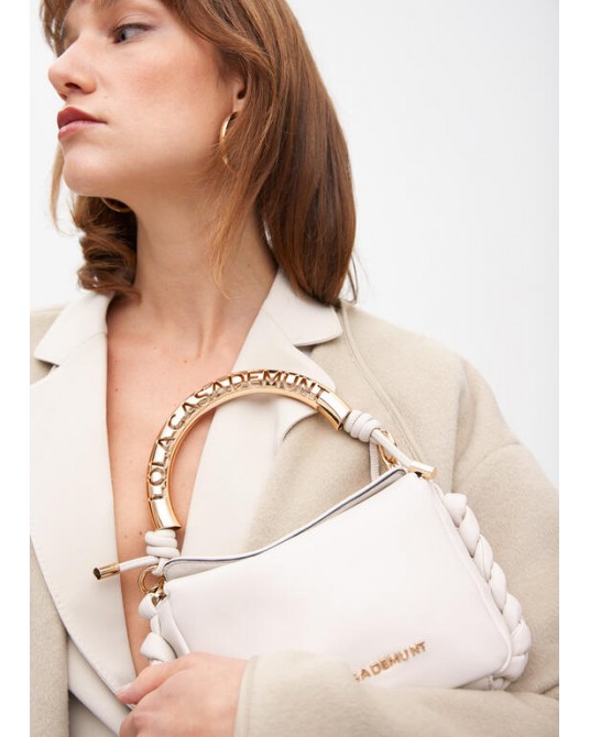 Bolso mini crudo con asa dorada de Lola Casademunt