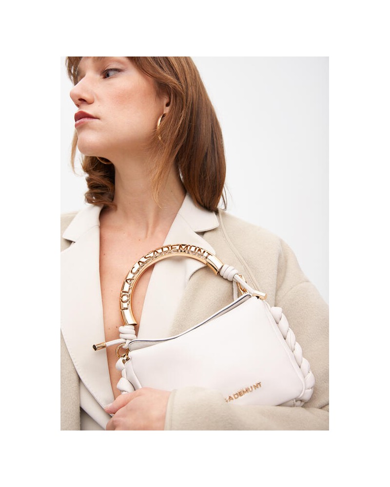 Bolso mini crudo con asa dorada de Lola Casademunt