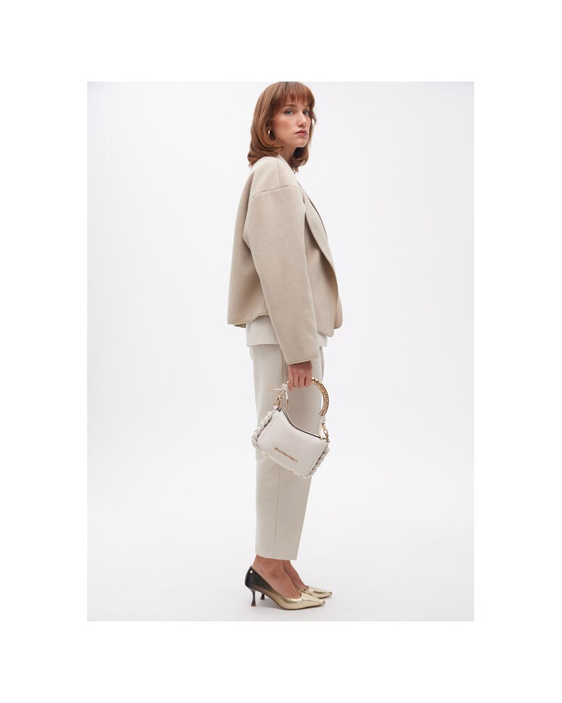 Bolso mini crudo con asa dorada de Lola Casademunt