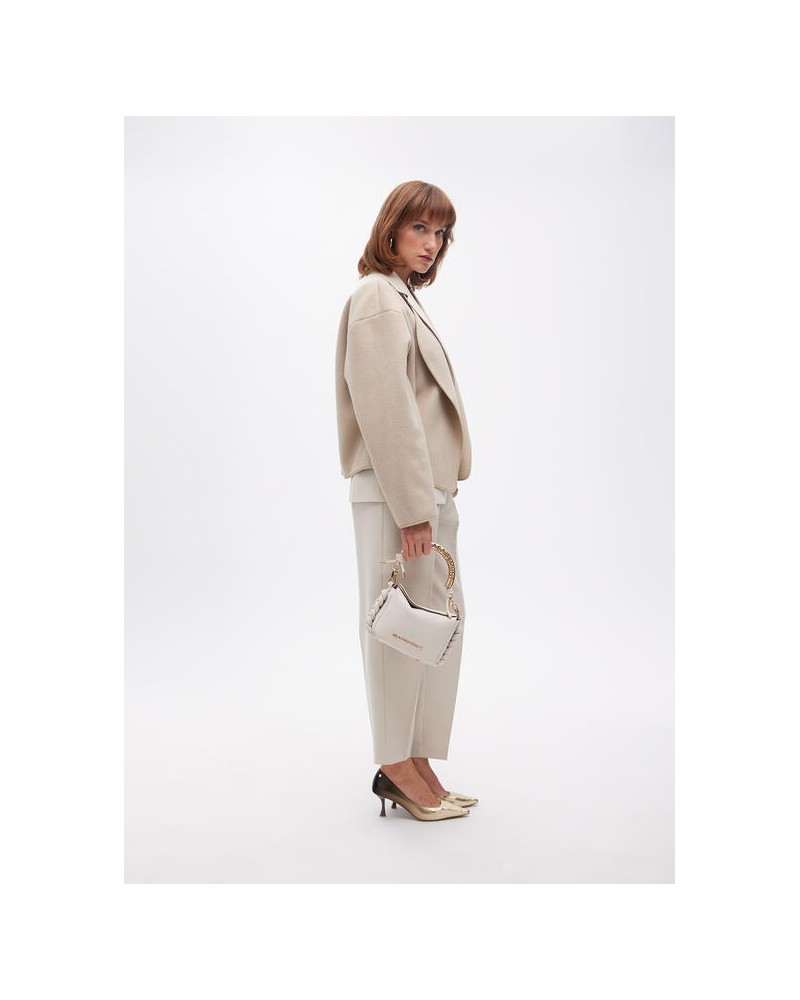 Bolso mini crudo con asa dorada de Lola Casademunt