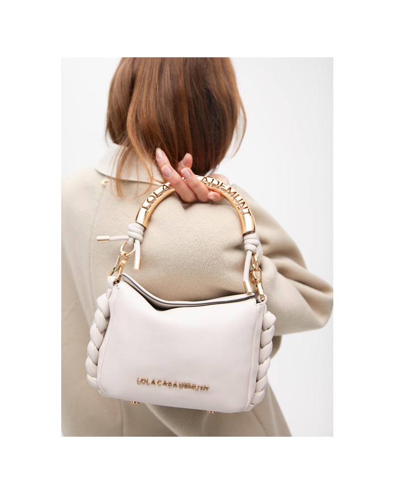 Bolso mini crudo con asa dorada de Lola Casademunt