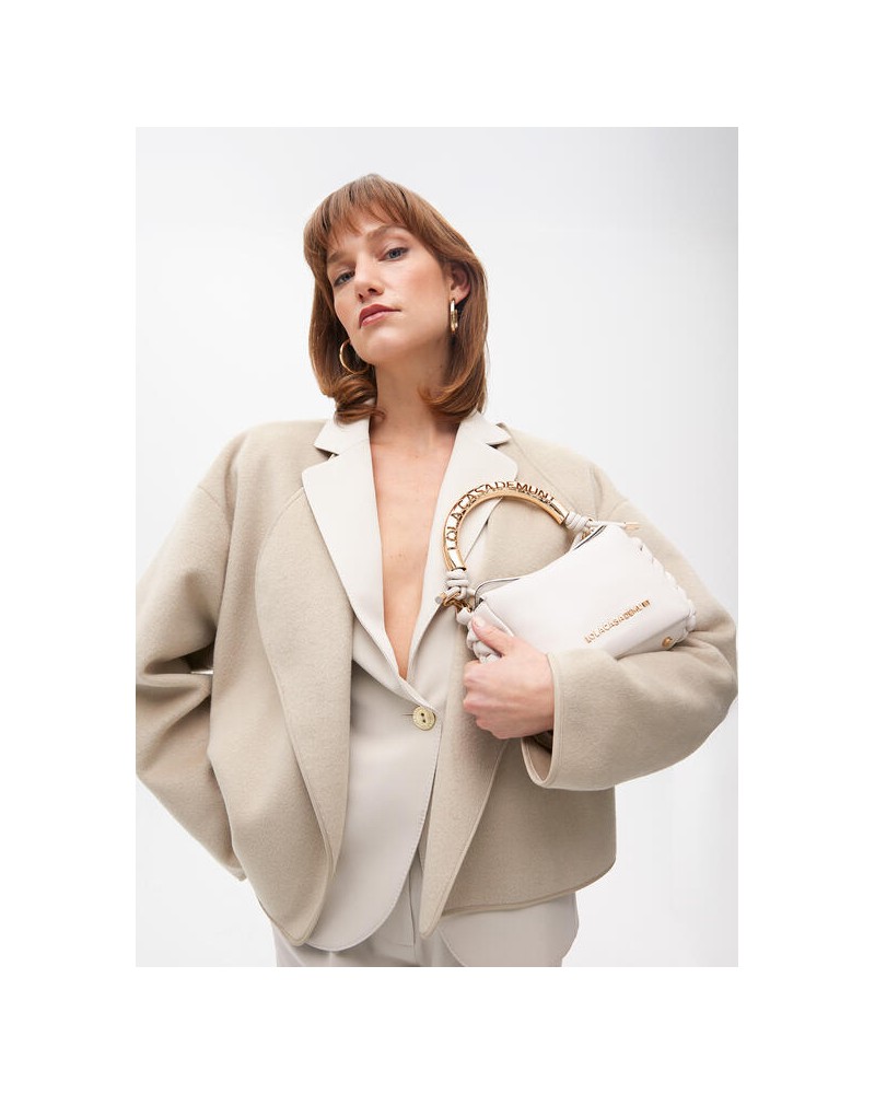 Bolso mini crudo con asa dorada de Lola Casademunt