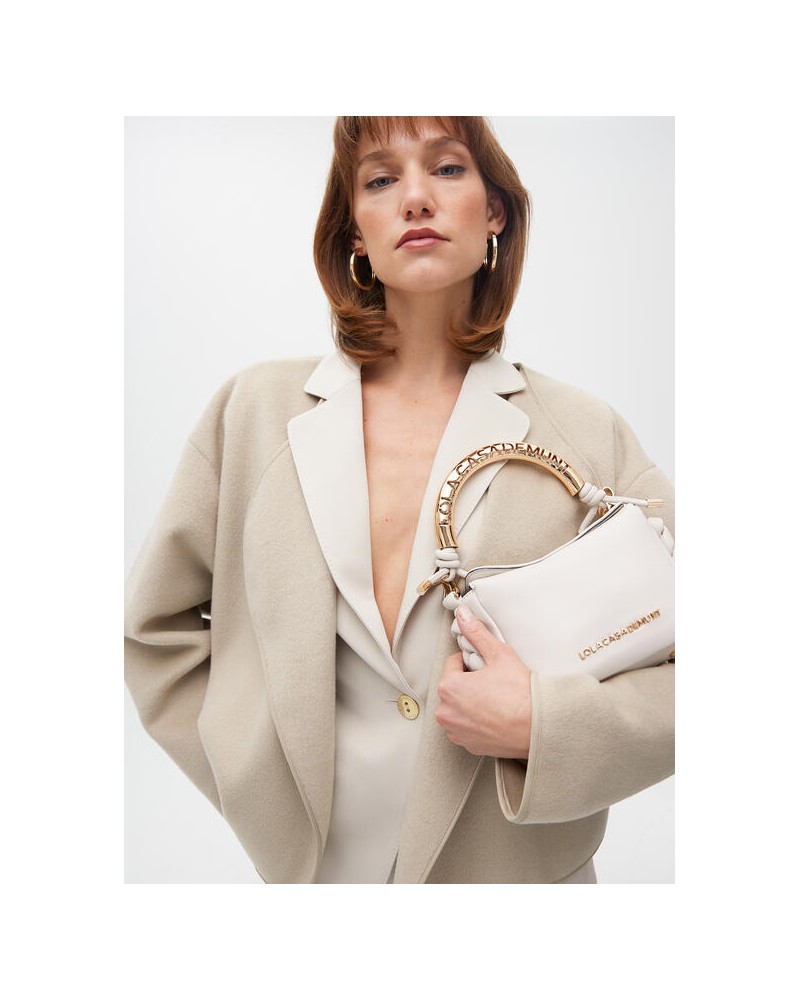 Bolso mini crudo con asa dorada de Lola Casademunt